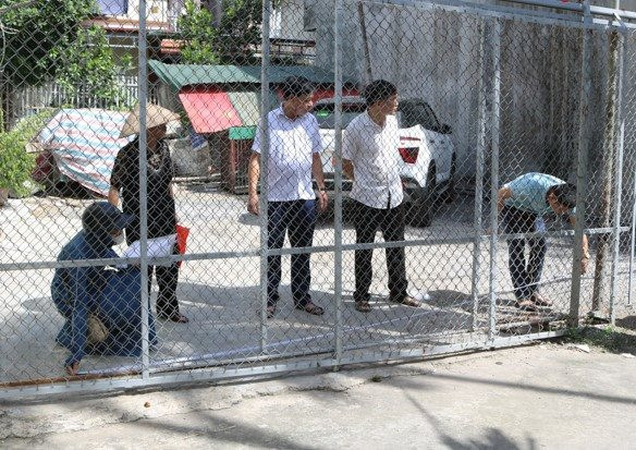 Chính quyền huyện Quốc Oai đo đất, giao cho gia đình bà Thanh Chính quyền huyện Quốc Oai đo đất, giao cho gia đình bà Thanh