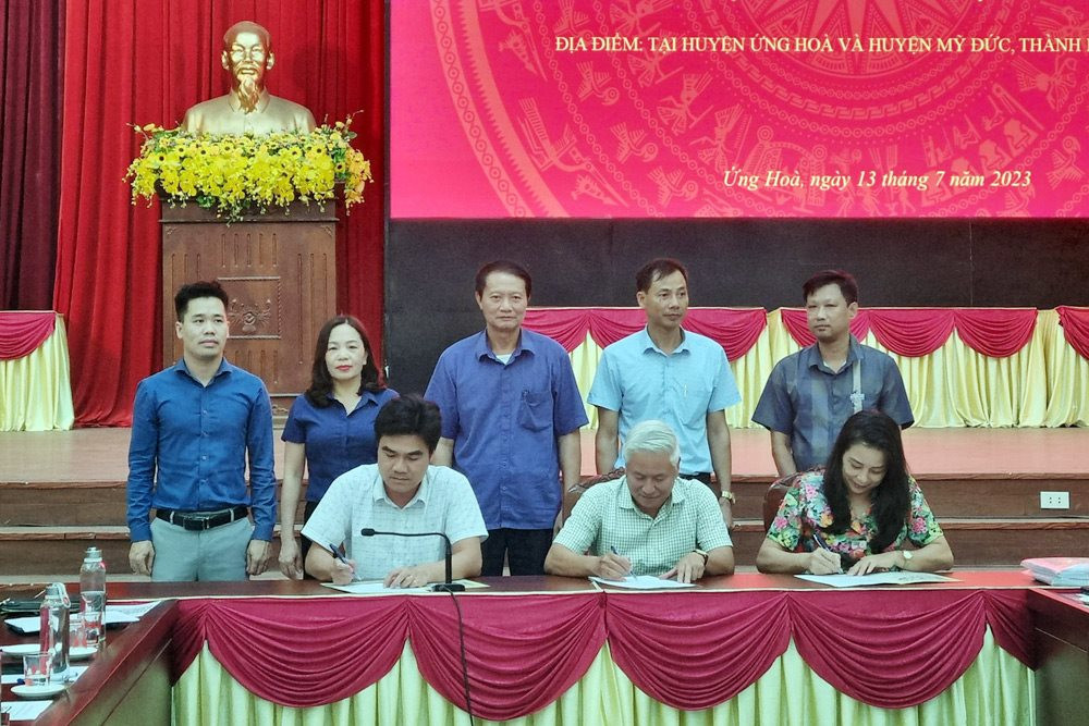 Đại diện các đơn vị nhận bàn giao chỉ giới đường đỏ