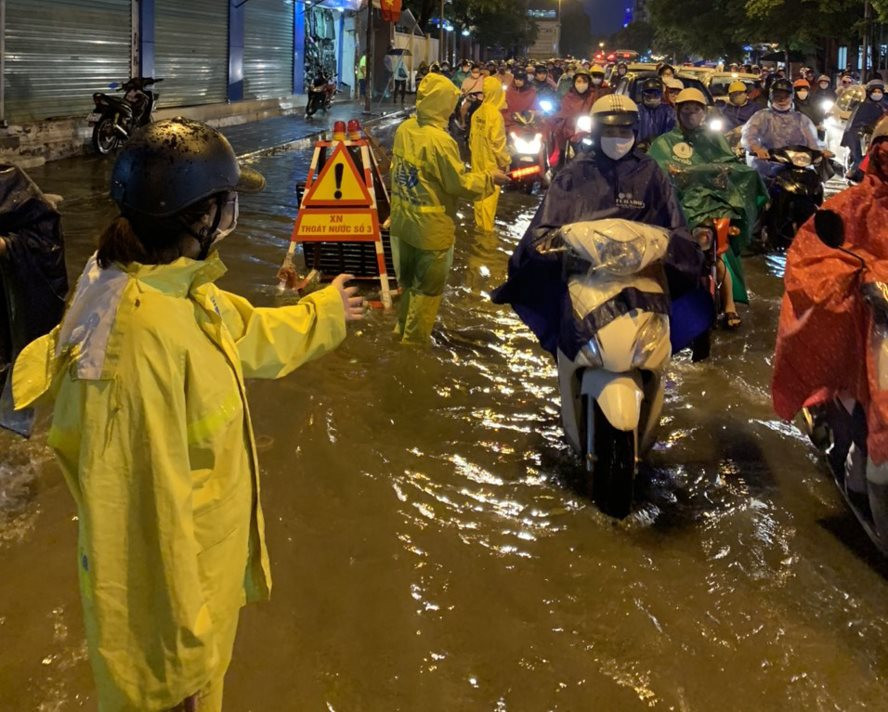 Hà Nội có nguy cơ ngập úng do ảnh hưởng của bão số 1. Ảnh: Dạ Khánh. Hà Nội có nguy cơ ngập úng do ảnh hưởng của bão số 1. Ảnh: Dạ Khánh.