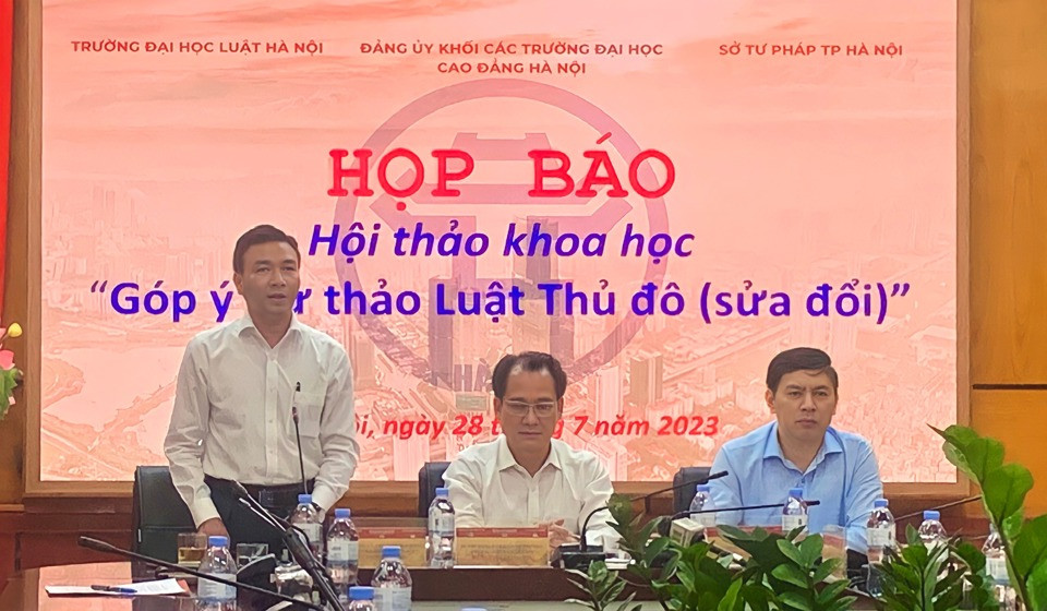 TS. Chu Mạnh Hùng, Chủ Hội đồng trường Đại học Luật Hà Nội trả lời tại họp báo
