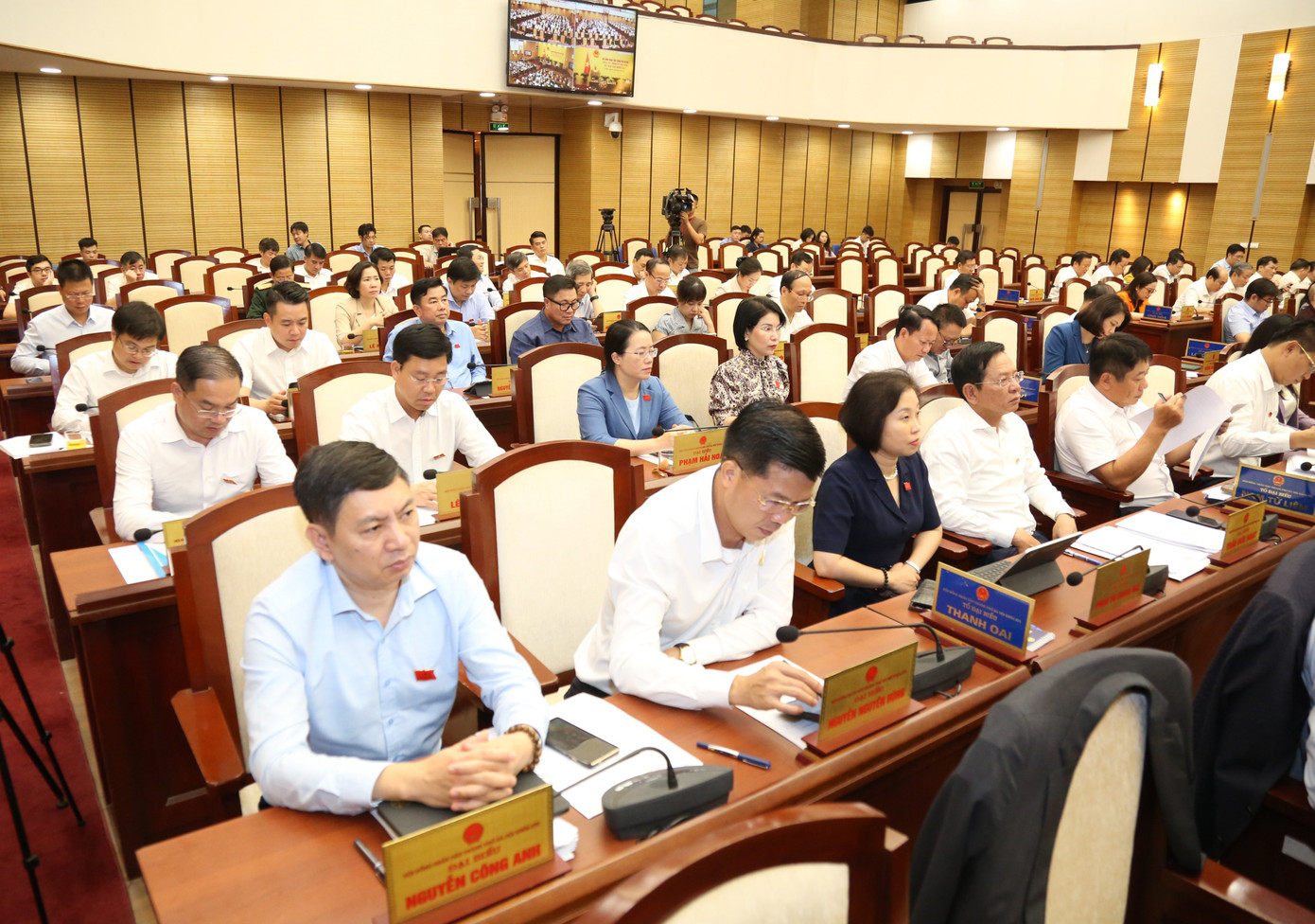 Các đại biểu bấm nút thông qua Nghị quyết