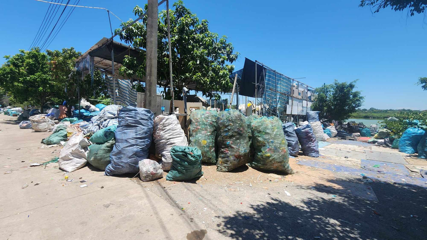 Vật liệu tái chế được người dân thu gom, phân loại đóng vào bao