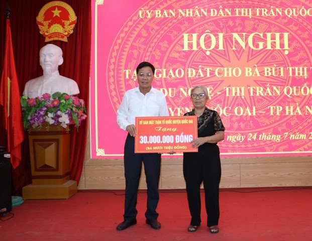 Ủy ban MTTQ huyện Quốc Oai tặng gia đình bà Thanh 30 triệu đồng Ủy ban MTTQ huyện Quốc Oai tặng gia đình bà Thanh 30 triệu đồng