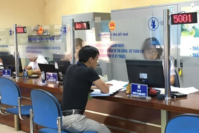 Công dân làm thủ tục hành chính tại bộ phận một cửa, Sở Xây dựng Hà Nội (ảnh minh họa) Công dân làm thủ tục hành chính tại bộ phận một cửa, Sở Xây dựng Hà Nội (ảnh minh họa)