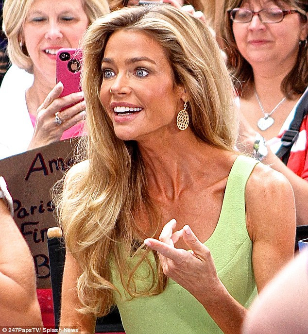 Cô nàng cũng để hở phần cổ 'da bọc xương' vì quá gầy