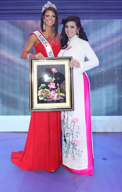 Quý bà Kim Hồng trao tặng cho tân Hoa hậu bức tranh hoa sen bà mang từ Việt Nam