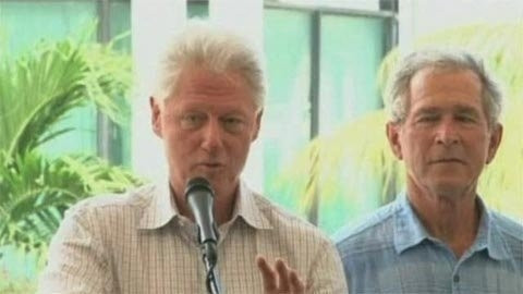 Cựu tổng thống George W. Bush (bên phải) và cựu tổng thống Bill Clinton tại một hội nghị tài trợ tái thiết ở Haiti năm 2010. Cựu tổng thống George W. Bush và cựu tổng thống Bill Clinton trong một hội nghị tài trợ tái thiết ở Haiti năm .