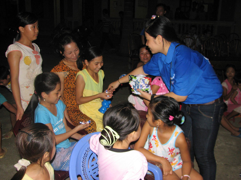 Thanh niên Hà Nội vui cùng trẻ em vùng cao tỉnh Yên Bái. Thanh niên Hà Nội vui cùng trẻ em vùng cao tỉnh Yên Bái