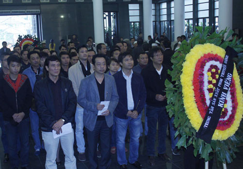 Nghệ sĩ Hoàng Dũng, Đạo diễn Trọng Trinh cùng các nghệ sĩ đến từ Trung tâm sản xuất phim truyền hình đến viếng nghệ sĩ Văn Hiệp