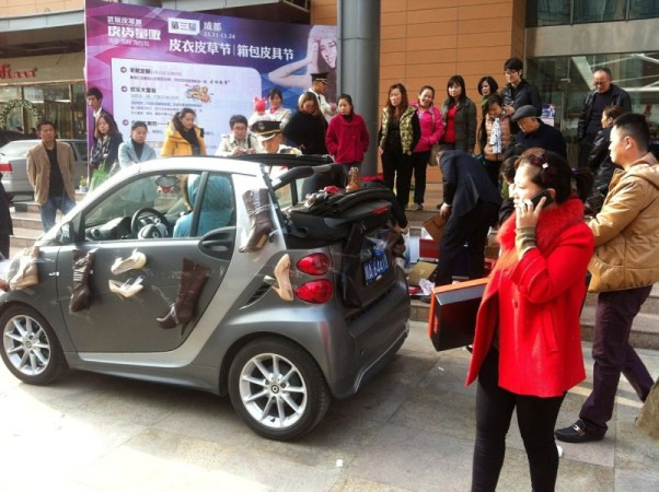 Chiếc xe thu hút sự chú ý của rất nhiều người đi đường