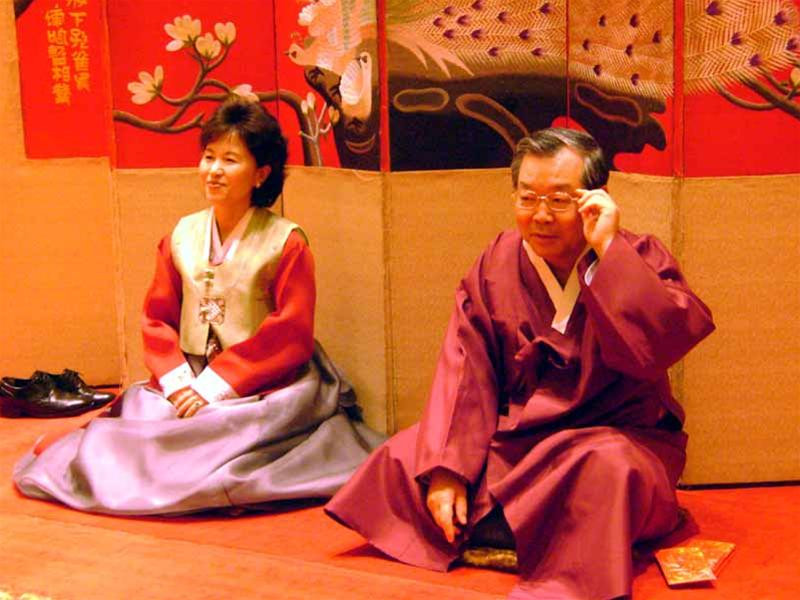 Đại sứ Hàn Quốc và phu nhân trong trang phục truyền thống Hàn Quốc. Ảnh: Lan Anh