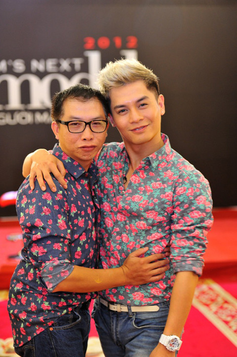 Nam Trung tạo dáng bên Đỗ Mạnh Cường và Phạm Hoài Nam