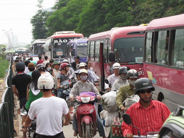 Nườm nượp người và xe cộ trên các nẻo đường. Nườm nượp người và xe cộ