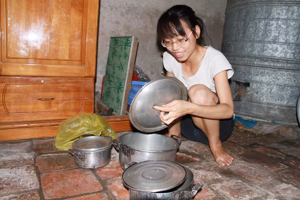 Hậu xin mẹ ba chiếc nồi, cọ rửa sạch sẽ chờ ngày đi trọ học. Ảnh: Trường Phong