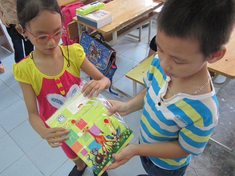 các bé còn mang vở ra cho nhau xem