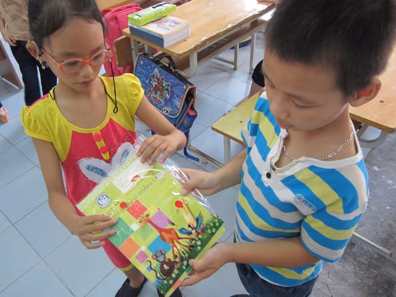 các bé còn mang vở ra cho nhau xem