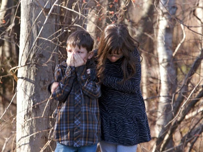 Hai em nhỏ chờ tin bên ngoài trường học. Ảnh: Michelle McLoughlin