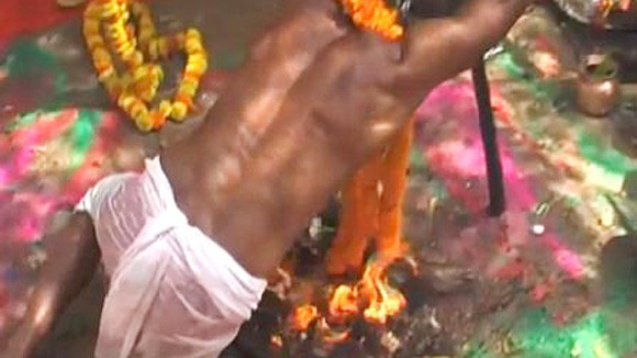 Ông cụ đang hơ mình trên lửa cháy rừng rực mà không hề hấn gì. Ông cụ đang hơ mình trên lửa cháy rừng rực mà không hề hấn gì