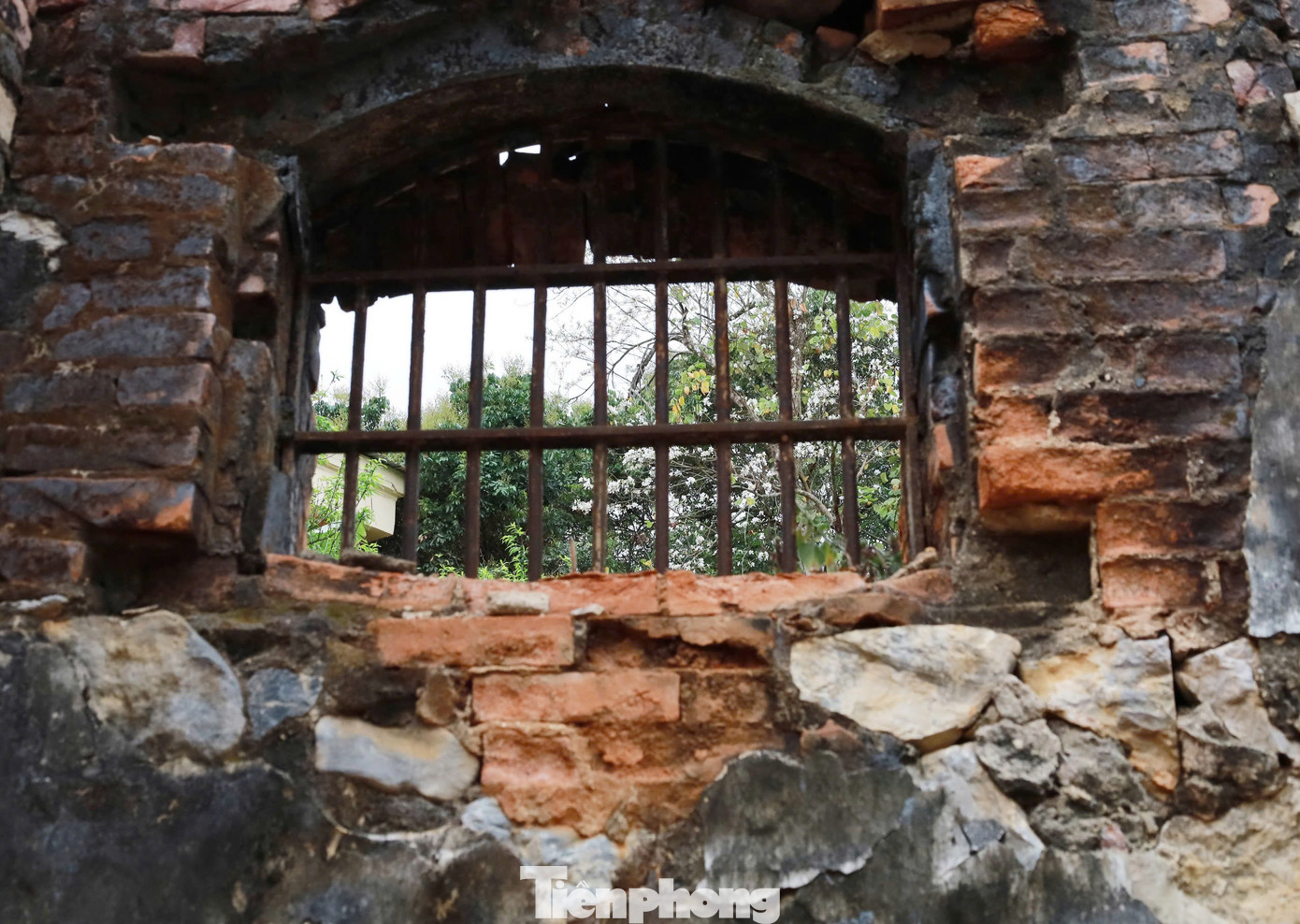 Hiện nay, thiếu niên, nhi đồng, người tàn tật được miễn phí vé vào tham quan; các bác cựu chiến binh, học sinh trung học phổ thông, người dân ở vùng sâu, vùng xa, khu vực biên giới được giảm 50% giá vé. "Việc miễn giảm vé vào tham quan khu di tích nhằm thu hút các cháu học sinh đến đây tham quan, học tập về lịch sử, truyền thống yêu nước, ý chí cách mạng của các thế hệ ông cha", chị Yến chia sẻ.