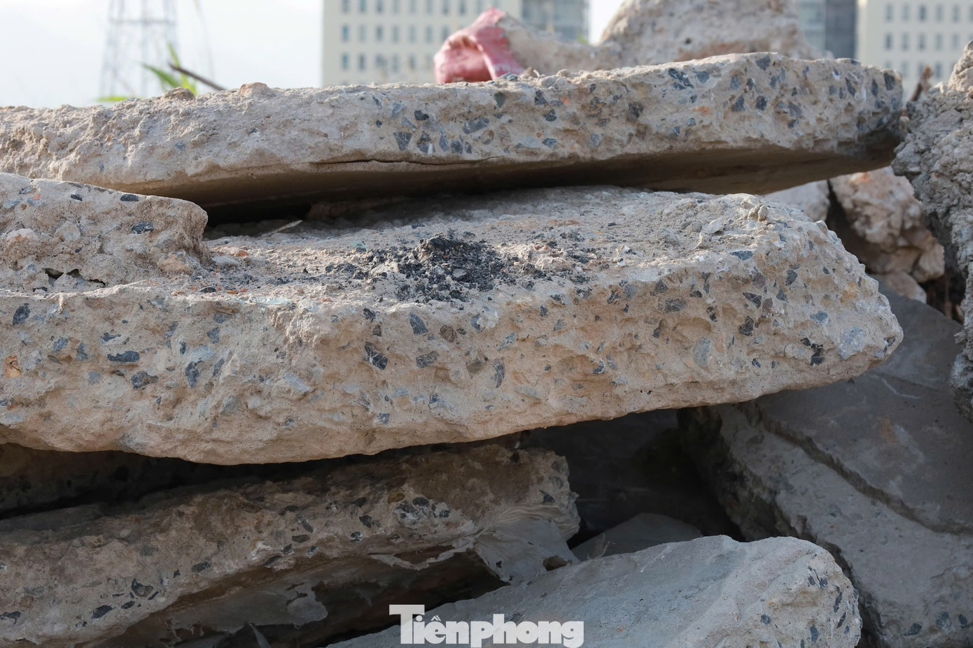 Ông Quách Văn Nhất, Phó Chủ tịch UBND phường Quỳnh Lâm, TP. Hòa Bình cho hay, năm 2020, TP. Hòa Bình quy hoạch khu này là bãi dự trữ đất lấy từ công trình thủy điện Hòa Bình mở rộng, phục vụ công tác san lấp mặt bằng trên địa bàn thành phố. Sau khi đảm bảo công suất, đơn vị quản lý dừng đổ đất tại đây và rút lực lượng bảo vệ. Từ đó, nơi đây trở thành bãi đổ trộm rác thải xây dựng.