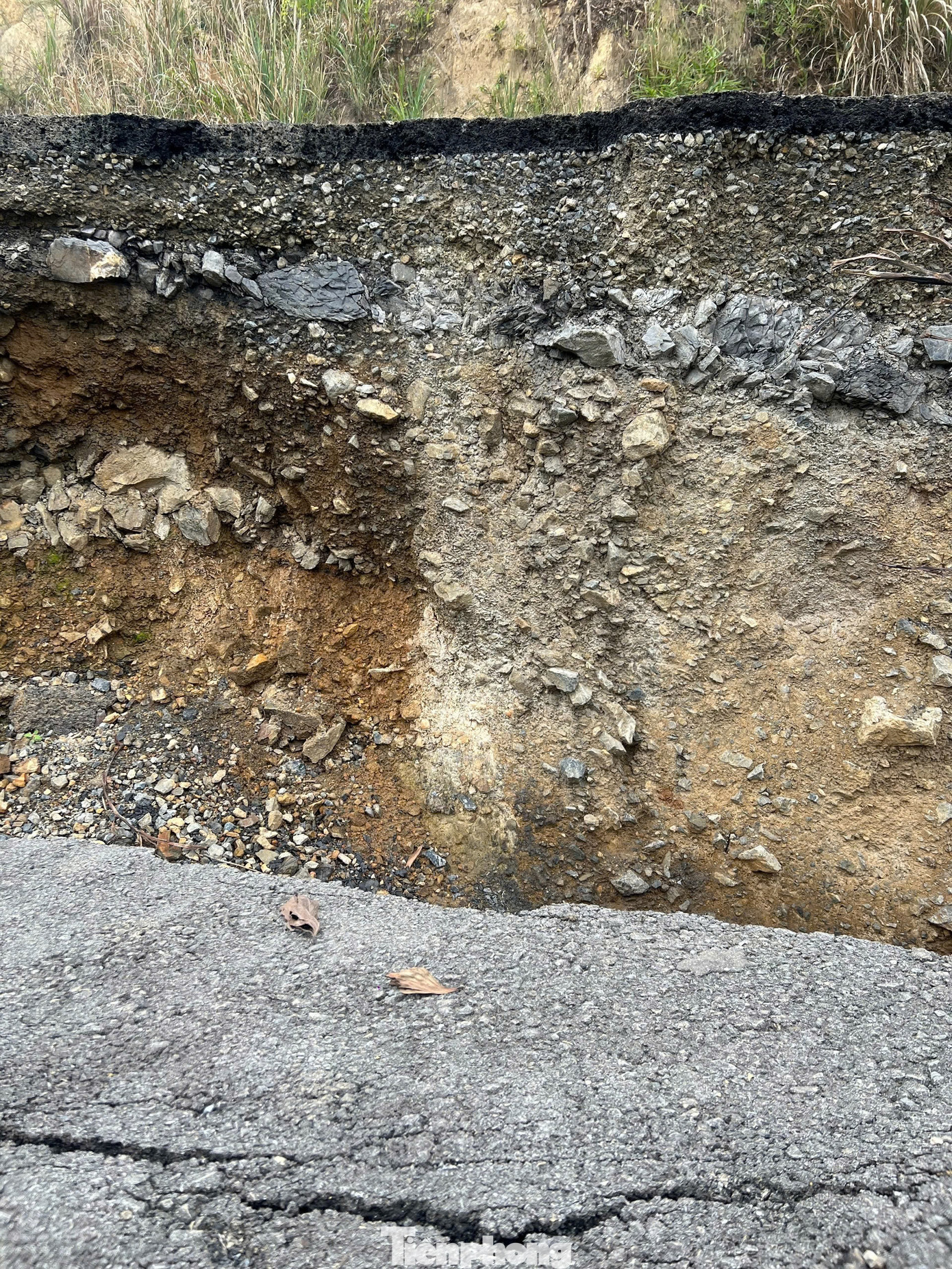 Có đoạn sạt lở tạo thành những vực sâu nguy hiểm. Có đoạn sạt lở tạo thành những vực sâu nguy hiểm.