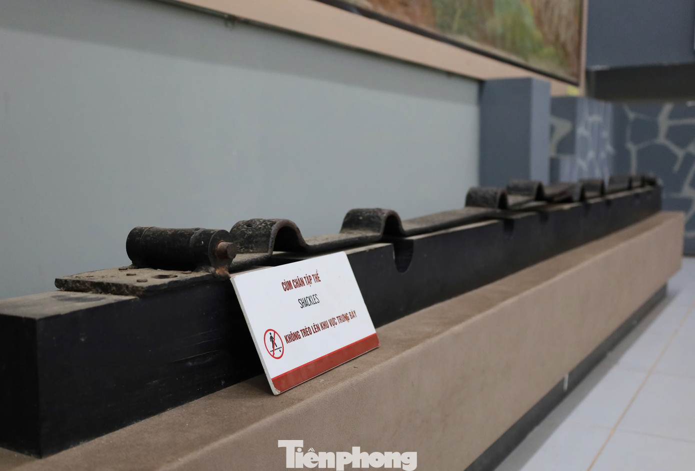 Thực dân Pháp đã cho xây dựng nhiều trại giam, đặc biệt là khu xà lim ngầm sâu dưới lòng đất 3,5m với diện tích 110m2. Trong phòng giam, sàn nằm của tù nhân được thiết kế bằng đá, láng xi măng với hệ thống cùm chân chạy dọc theo chiều dài của sàn.