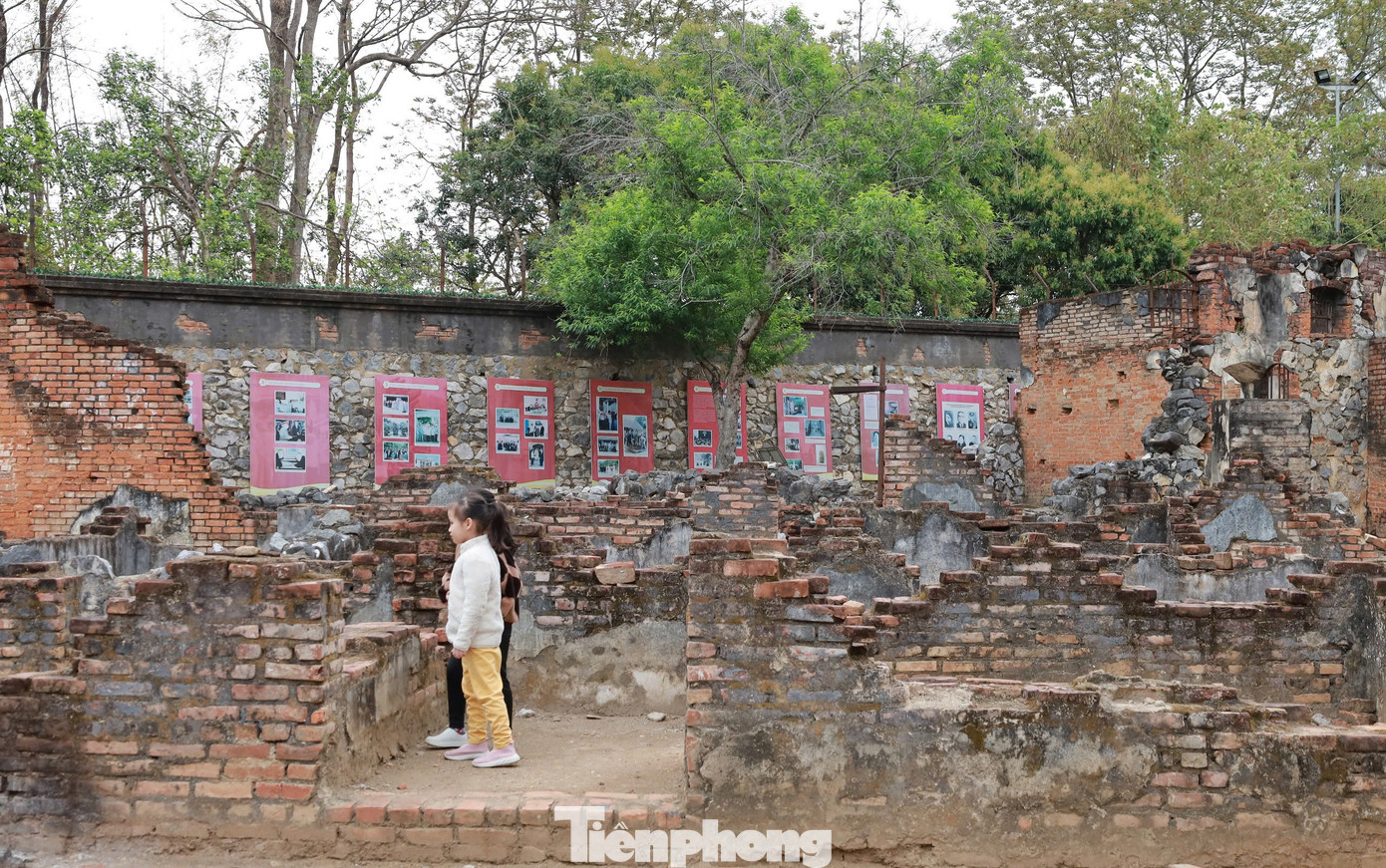 Chị Nguyễn Thị Lý (tỉnh Thái Bình) cho biết, chị cùng gia đình đi du xuân vùng Tây Bắc, khi đến Sơn La ngắm hoa, chị đã cho các con vào tham quan nhà tù Sơn La. Theo chị Lý, thăm nhà tù Sơn La giúp các con hiểu giá trị lịch sử, công lao của các thế hệ cha ông không quản hi sinh xương máu đấu tranh giành độc lập cho dân tộc, để thế hệ sau này được hưởng cuộc sống hòa bình, hạnh phúc.