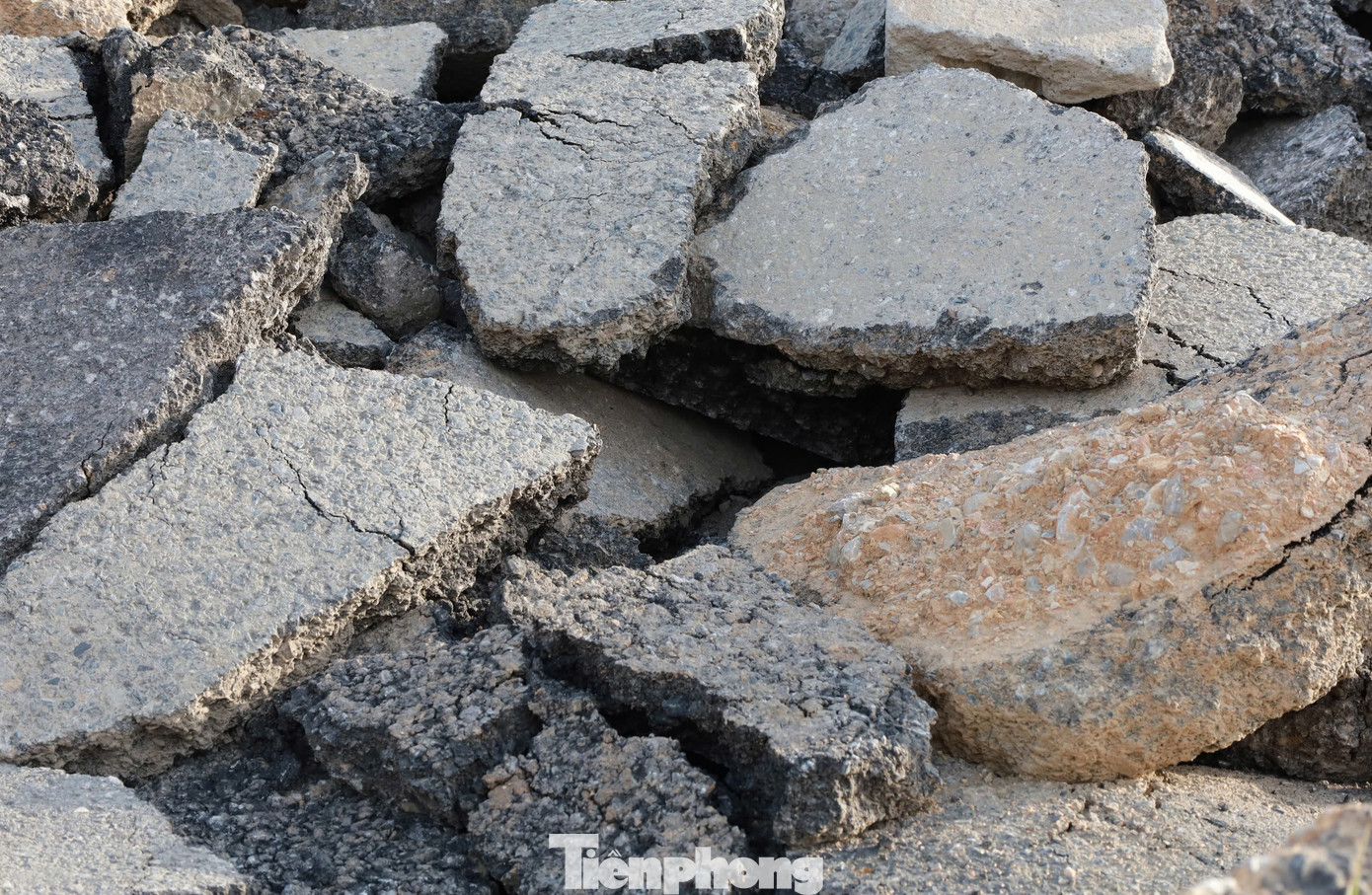 "Việc đỗ rác thải xây dựng được thực hiện công khai nhưng không có ai ngăn cấm. Nếu không ngăn chặn kịp thời sẽ hình thành "núi" rác, làm mất mỹ quan đô thị, gây ô nhiễm môi trường", ông Tuyến nói.