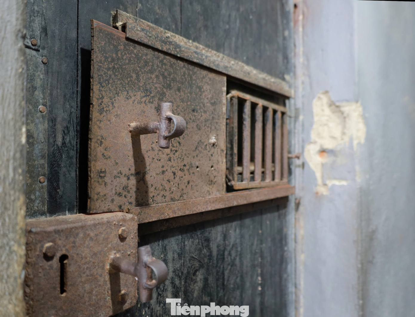 Thông tin tại di tích nêu: Cuối thế kỷ XIX, thực dân Pháp đã thiết lập bộ máy cai trị trên vùng Tây Bắc. Đầu năm 1908, chúng cho xây dựng nhà tù Sơn La trên đồi Khau Cả (tổ 9, phường Tô Hiệu, TP. Sơn La, tỉnh Sơn La). Qua 3 lần xây dựng và mở rộng, nhà tù Sơn La có tổng diện tích là 2.184m2, với 49 phòng giam lớn, nhỏ khác nhau.