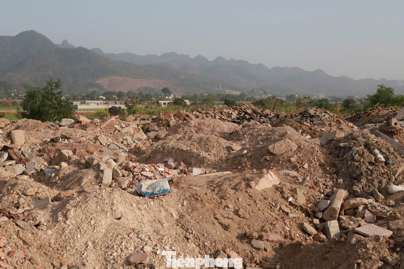 Ông Nhất cho hay, do thành phố không có bãi đổ rác thải xây dựng, hàng ngày người dân đến đổ trộm rác thải tại đây, theo thời gian đã tạo nên “núi” rác. Theo ông Nhất, phường đã nhiều lần ra quân xử lý vi phạm, nhưng đây là khu vực giáp ranh giữa phường Quỳnh Lâm và phường Dân Chủ, dẫn đến công tác quản lý, bảo vệ có sự chồng chéo, việc xử lý người dân đổ rác thải trái phép không đạt hiệu quả.