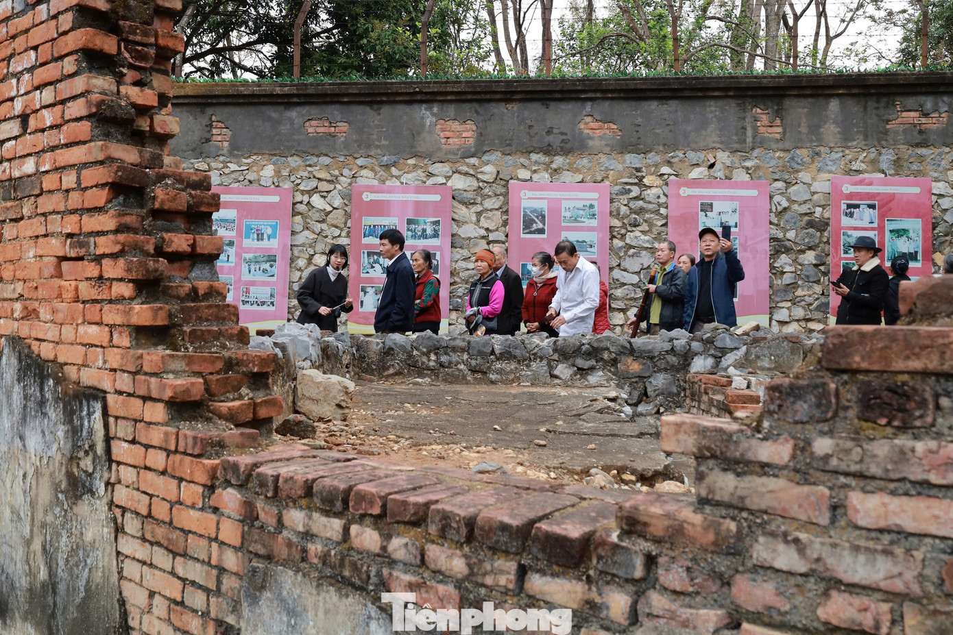 “Mỗi chuyến tham quan các di tích lịch sử, là một buổi học thực tế giúp con trẻ nhớ, hiểu sâu hơn về lịch sử đấu tranh anh dũng, kiên cường, bất khuất vì độc lập, tự do dân tộc của các chiến sĩ cộng sản trung kiên”, chị Nguyễn Thị Lý nhấn mạnh.