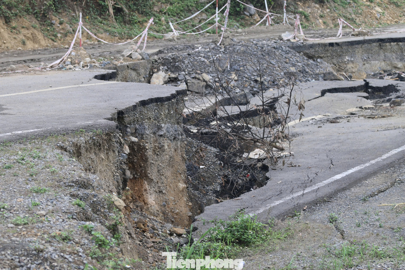 "Tuyến đường 435, đóng vai trò then chốt trong việc kết nối khu vực lòng hồ thủy điện Hòa Bình với trung tâm huyện, phục vụ nhu cầu đi lại, sản xuất và sinh hoạt của người dân. Tuy nhiên, điểm sạt lở nghiêm trọng ảnh hưởng trực tiếp đến đời sống của nhiều hộ dân", ông Hào nói. "Tuyến đường 435, đóng vai trò then chốt trong việc kết nối khu vực lòng hồ thủy điện Hòa Bình với trung tâm huyện, phục vụ nhu cầu đi lại, sản xuất và sinh hoạt của người dân. Tuy nhiên, điểm sạt lở nghiêm trọng ảnh hưởng trực tiếp đến đời sống của nhiều hộ dân", ông Hào nói.