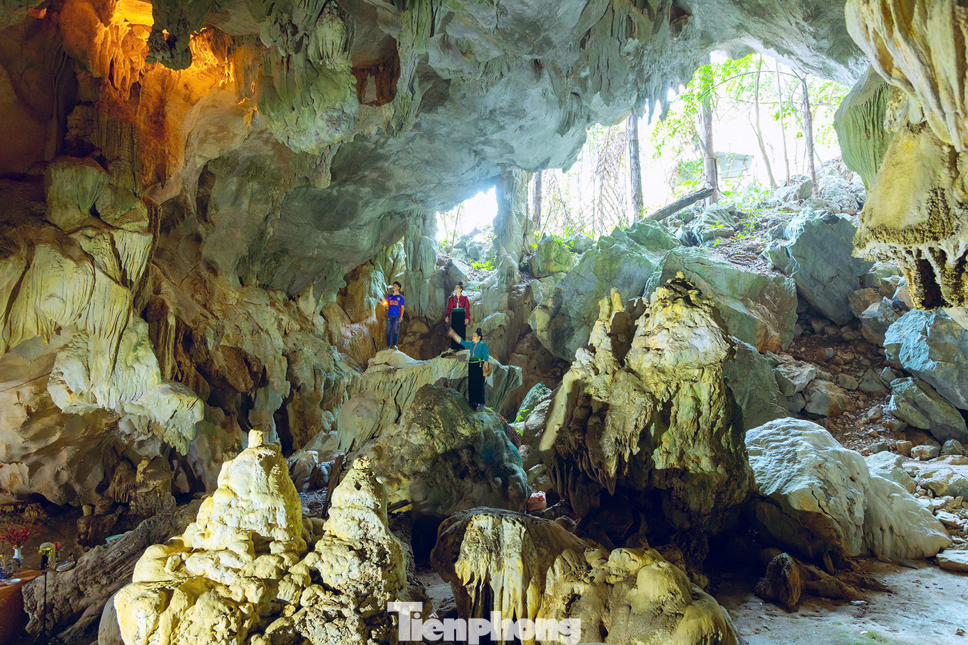 Để vào hang, mọi người phải qua những bậc đá cao, dài chừng 300m. Hai bên là những cây rừng nguyên sinh xanh mướt. Hang còn có tên gọi khác là Cha Đảy (một cách đọc chệch của từ Chi Đảy). Lòng hang có độ dài 150m, rộng trung bình khoảng 30m.