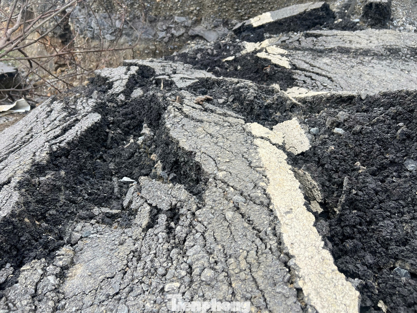 Mặt đường bị bong tróc nghiêm trọng, xuất hiện hàng loạt khe nứt dài. Mặt đường bị bong tróc nghiêm trọng, xuất hiện hàng loạt khe nứt dài.