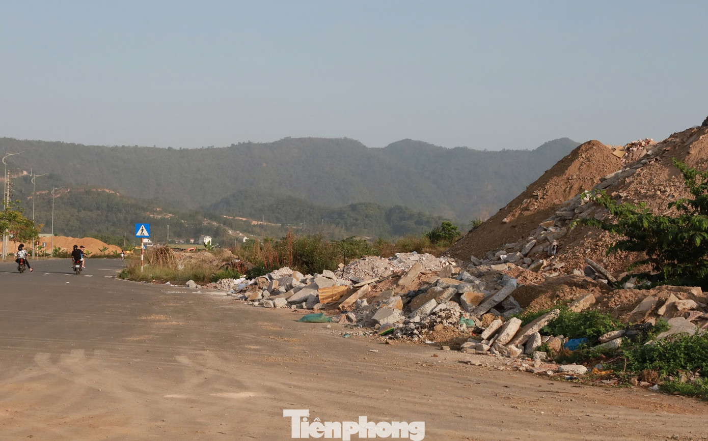 Ông Bùi Văn Tuyến, người dân TP. Hòa Bình sống gần đây cho biết, quảng trường thường tổ chức các hoạt động chính trị, văn hóa, nghệ thuật của tỉnh. Việc xuất hiện bãi rác thải gây ảnh hưởng đến mỹ quan, văn minh đô thị.