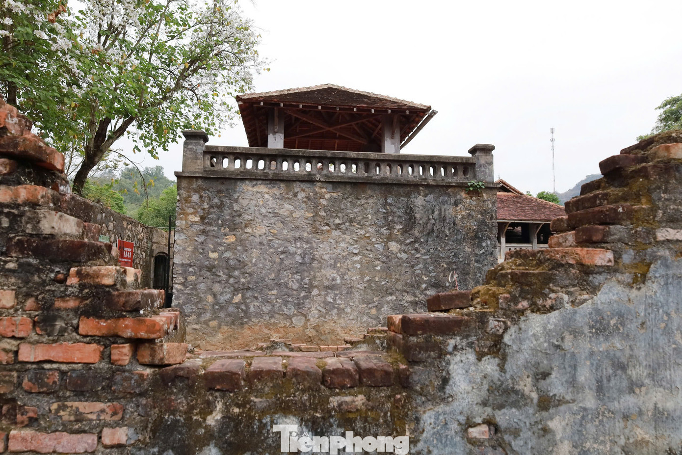 "Điều vui mừng là ngày càng có nhiều bạn trẻ, các cháu học sinh đến tham quan, trải nghiệm, xem phim 3D giới thiệu về nhà tù Sơn La. Các bạn trẻ quan tâm tìm hiểu về giá trị lịch sử của nhà tù, truyền thống, tinh thần cách mạng, ý chí đấu tranh bất khuất của các chiến sĩ cộng sản và những người Việt Nam yêu nước", chị Yến cho hay.