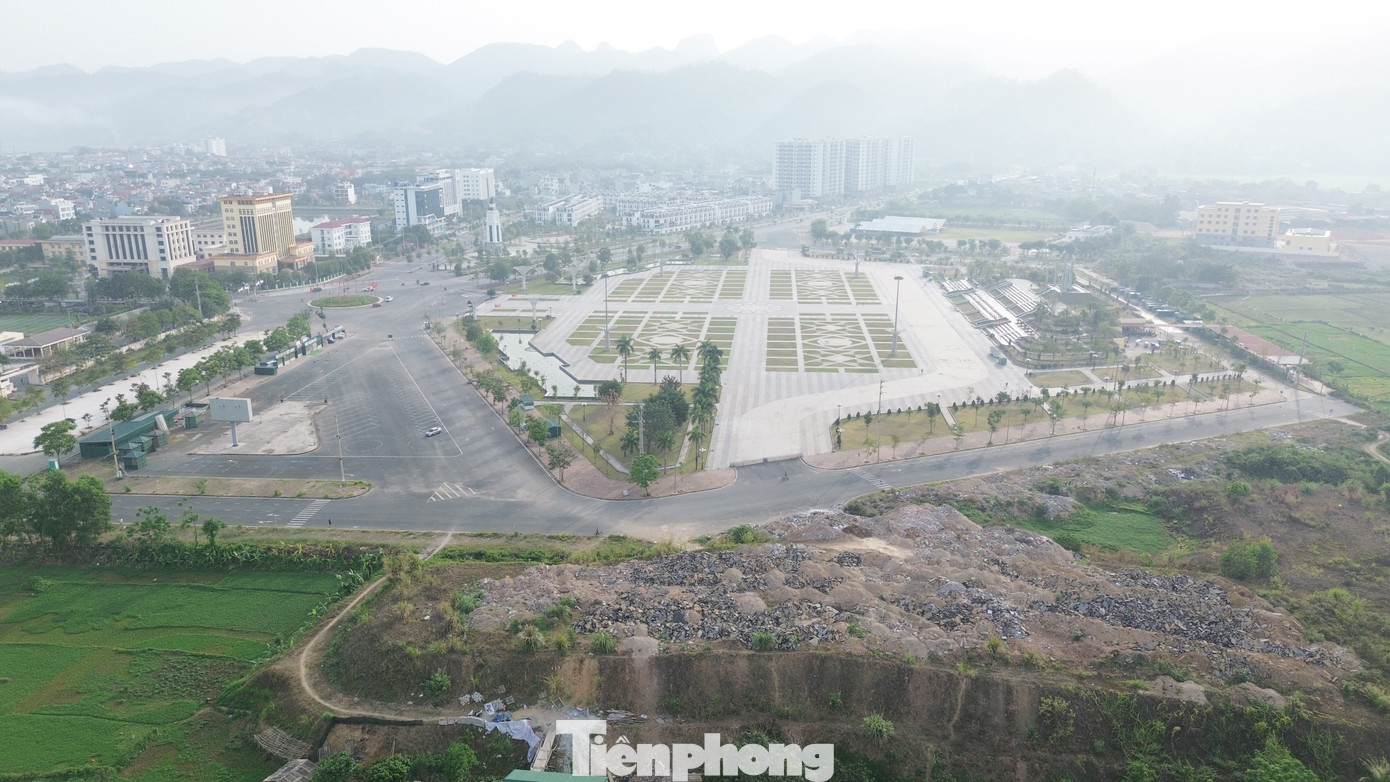 Cuối Quảng trường Hòa Bình có một bãi rác phế thải xây dựng rộng hàng nghìn m2.