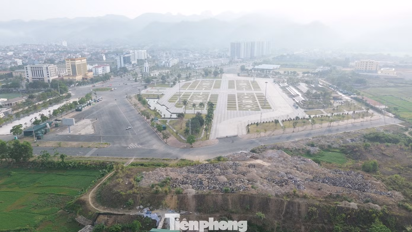 Cuối Quảng trường Hòa Bình có một bãi rác phế thải xây dựng rộng hàng nghìn m2.