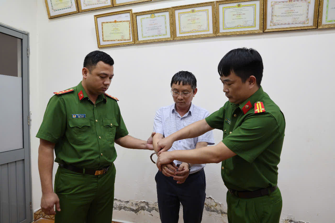 Công an tỉnh Phú Thọ bắt giữ Lê Chung Phúc. Công an tỉnh Phú Thọ bắt giữ Lê Chung Phúc.