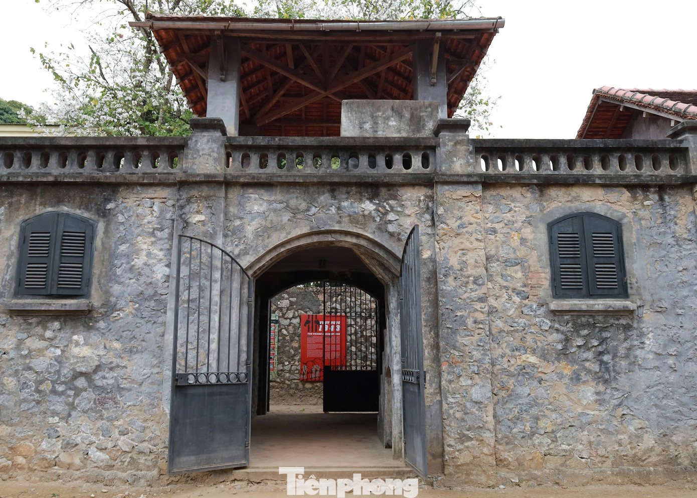 Tù chính trị mỗi năm chỉ được phát một bộ quần áo làm bằng vải thun, một manh chiếu và một chiếc chăn mỏng, không thể đủ chống chọi với khí hậu khắc nghiệt của vùng Tây Bắc. Được mệnh danh là địa ngục trần gian chỉ xếp thứ hai sau nhà tù Côn Đảo, nhà tù Sơn La là nơi giam cầm của 14 đoàn tù chính trị với 1.013 lượt tù nhân. Trong ảnh là lối ra vào khu vực trung tâm của nhà tù.