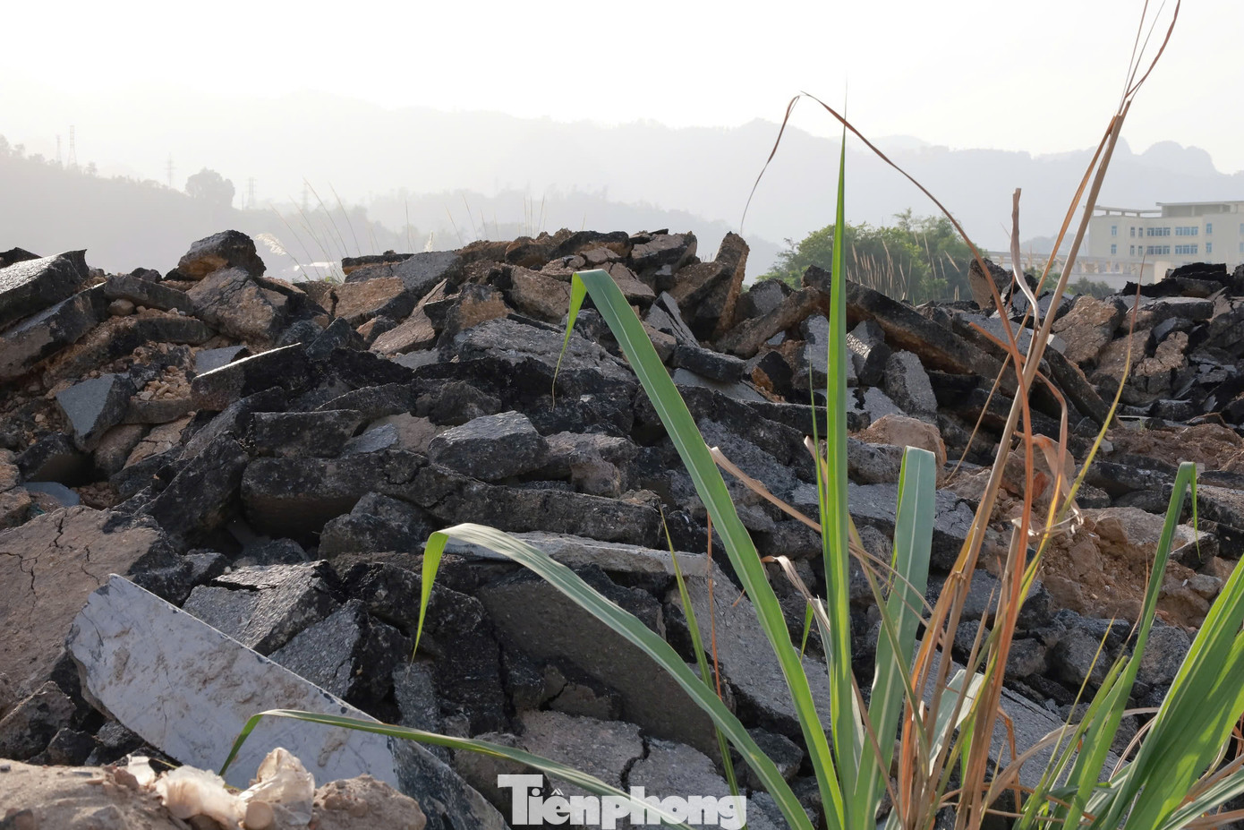 "Việc đỗ rác thải xây dựng được thực hiện công khai nhưng không có ai ngăn cấm. Nếu không ngăn chặn kịp thời sẽ hình thành "núi" rác, làm mất mỹ quan đô thị, gây ô nhiễm môi trường", ông Tuyến nói.