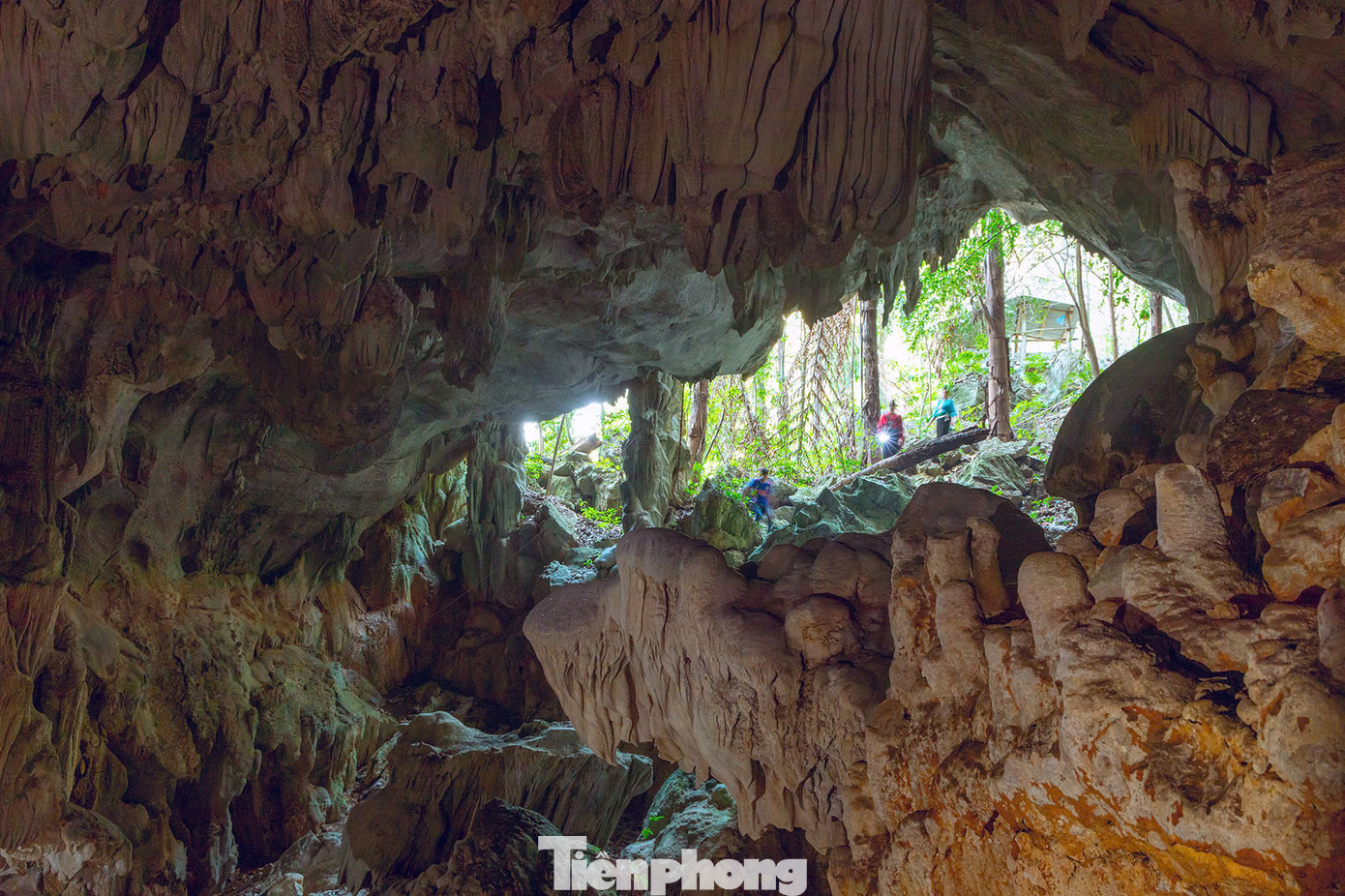 Chi Đảy trong tiếng dân tộc Thái có nghĩa là “sẽ được” nên người dân địa phương còn gọi là hang “Cầu gì được đấy”, vì thế có nhiều người truyền tai nhau đến đây để xin, cầu nguyện những điều mình ước muốn.