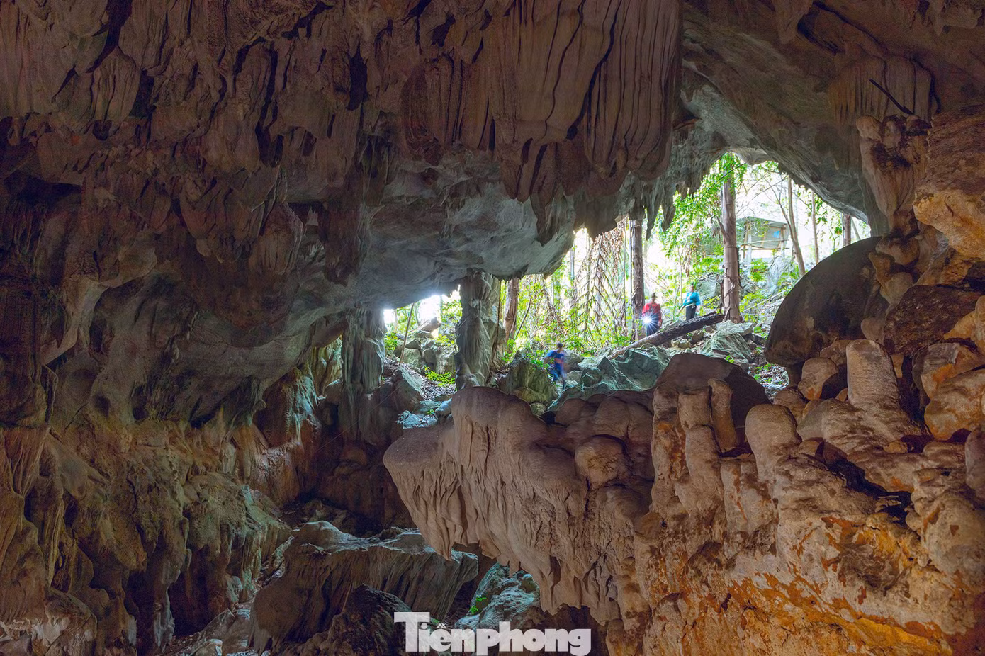 Chi Đảy trong tiếng dân tộc Thái có nghĩa là “sẽ được” nên người dân địa phương còn gọi là hang “Cầu gì được đấy”, vì thế có nhiều người truyền tai nhau đến đây để xin, cầu nguyện những điều mình ước muốn.
