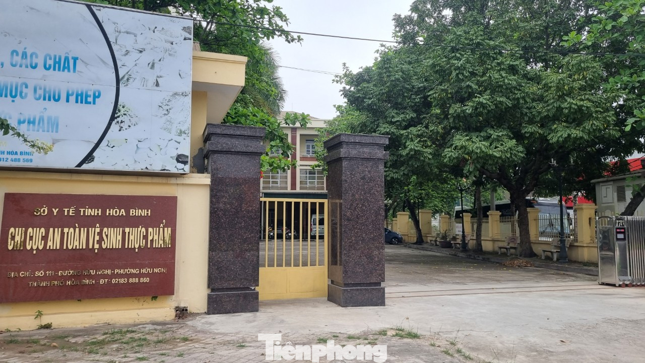 Chi cục trưởng An toàn vệ sinh thực phẩm tỉnh Hòa Bình cách địa chỉ "ma" của hai chi nhánh doanh nghiệp làm sữa giả khoảng 200m. Chi cục trưởng An toàn vệ sinh thực phẩm tỉnh Hòa Bình cách địa chỉ "ma" của hai chi nhánh doanh nghiệp làm sữa giả khoảng 200m.