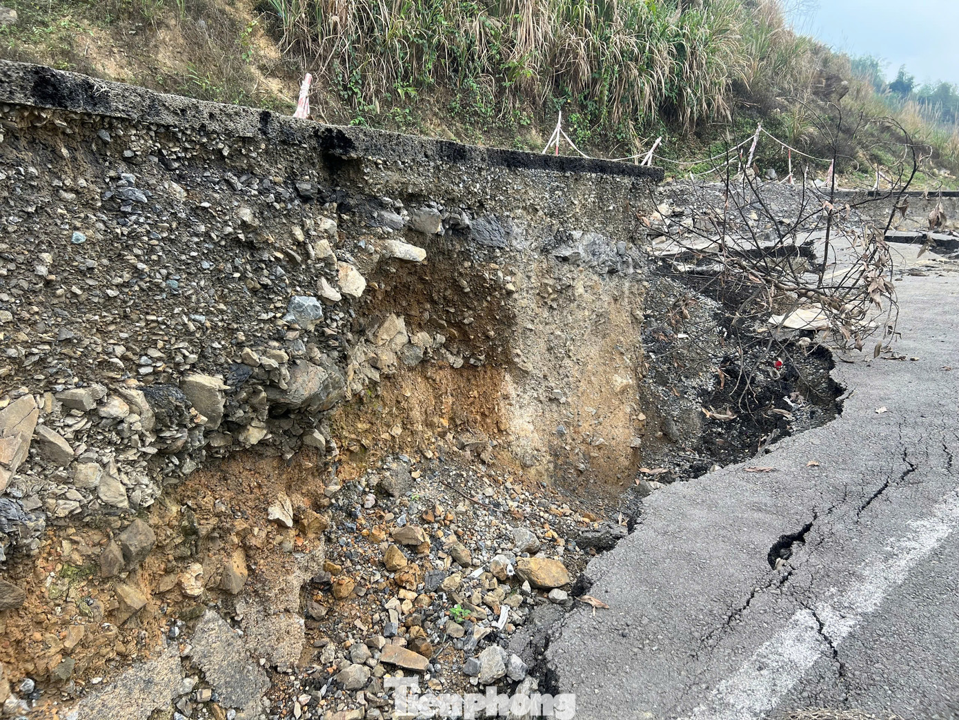 Ông Bùi Đức Hòa, xã Suối Hoa cho biết, hiện tượng sạt lở xảy ra sau bão số 2 (tháng 7/2024). Ông Bùi Đức Hòa, xã Suối Hoa cho biết, hiện tượng sạt lở xảy ra sau bão số 2 (tháng 7/2024).