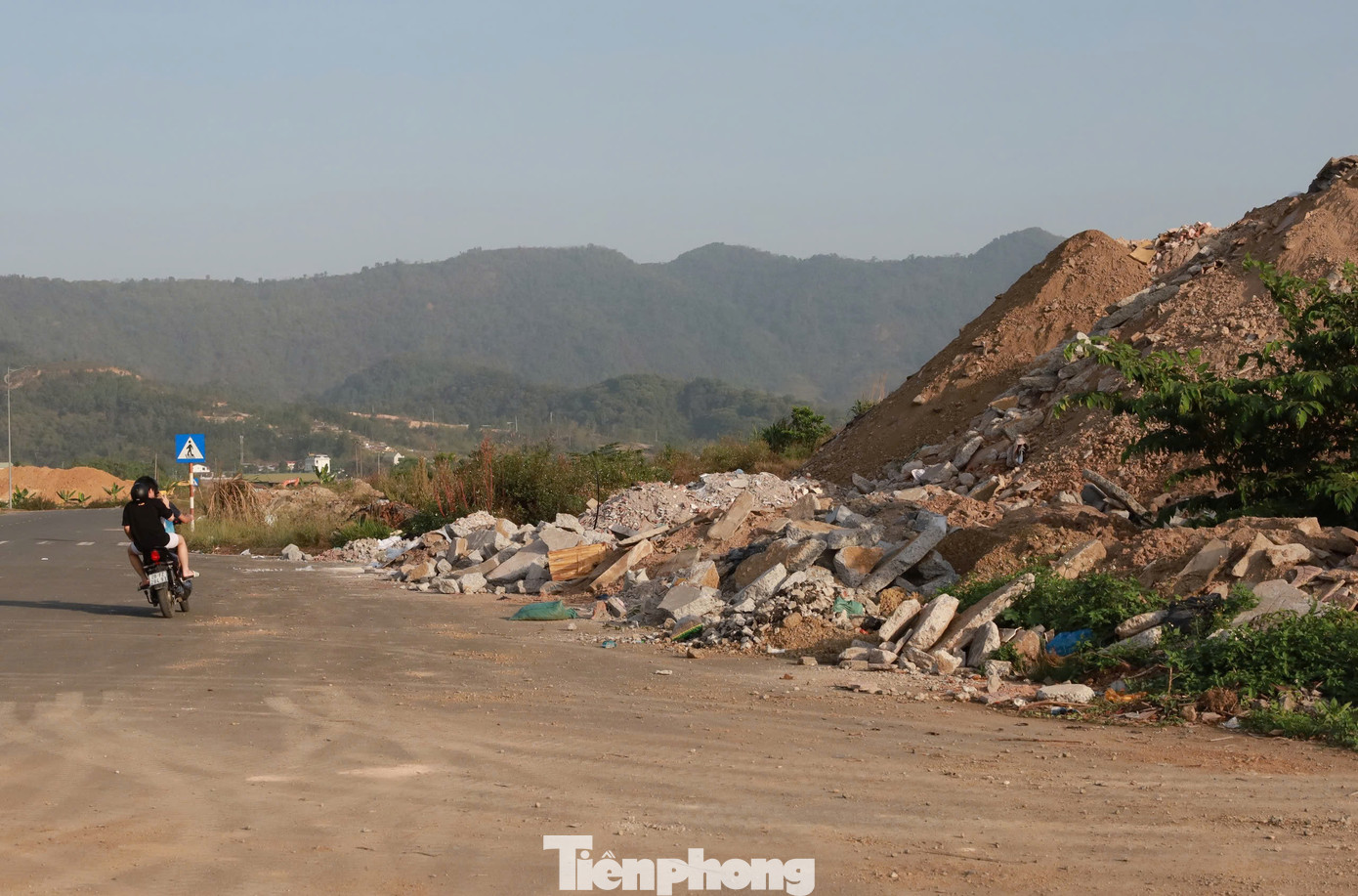 Ông Bùi Văn Tuyến, người dân TP. Hòa Bình sống gần đây cho biết, quảng trường thường tổ chức các hoạt động chính trị, văn hóa, nghệ thuật của tỉnh. Việc xuất hiện bãi rác thải gây ảnh hưởng đến mỹ quan, văn minh đô thị.