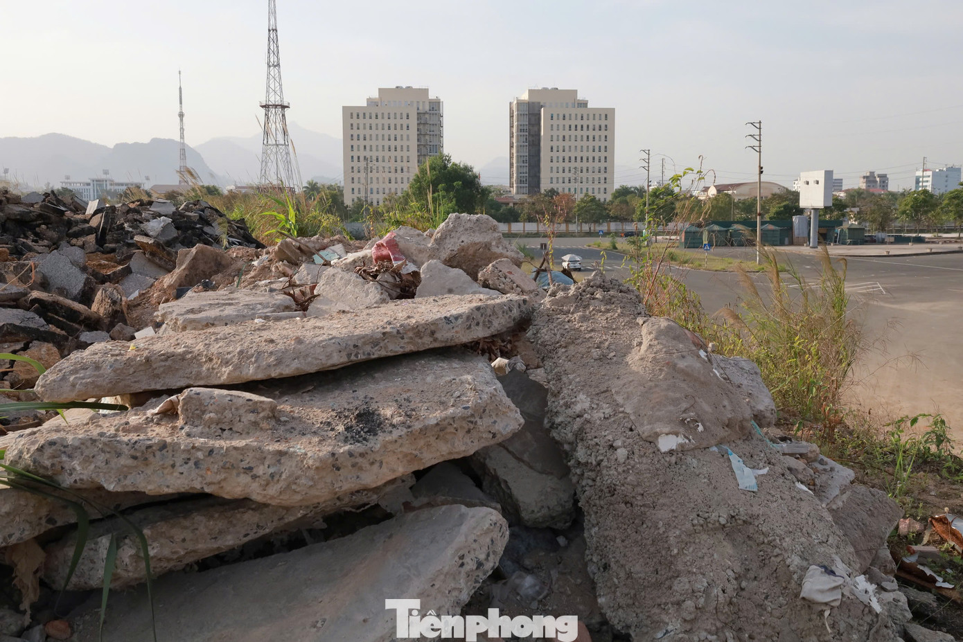 Ông Quách Văn Nhất, Phó Chủ tịch UBND phường Quỳnh Lâm, TP. Hòa Bình cho hay, năm 2020, TP. Hòa Bình quy hoạch khu này là bãi dự trữ đất lấy từ công trình thủy điện Hòa Bình mở rộng, phục vụ công tác san lấp mặt bằng trên địa bàn thành phố. Sau khi đảm bảo công suất, đơn vị quản lý dừng đổ đất tại đây và rút lực lượng bảo vệ. Từ đó, nơi đây trở thành bãi đổ trộm rác thải xây dựng.