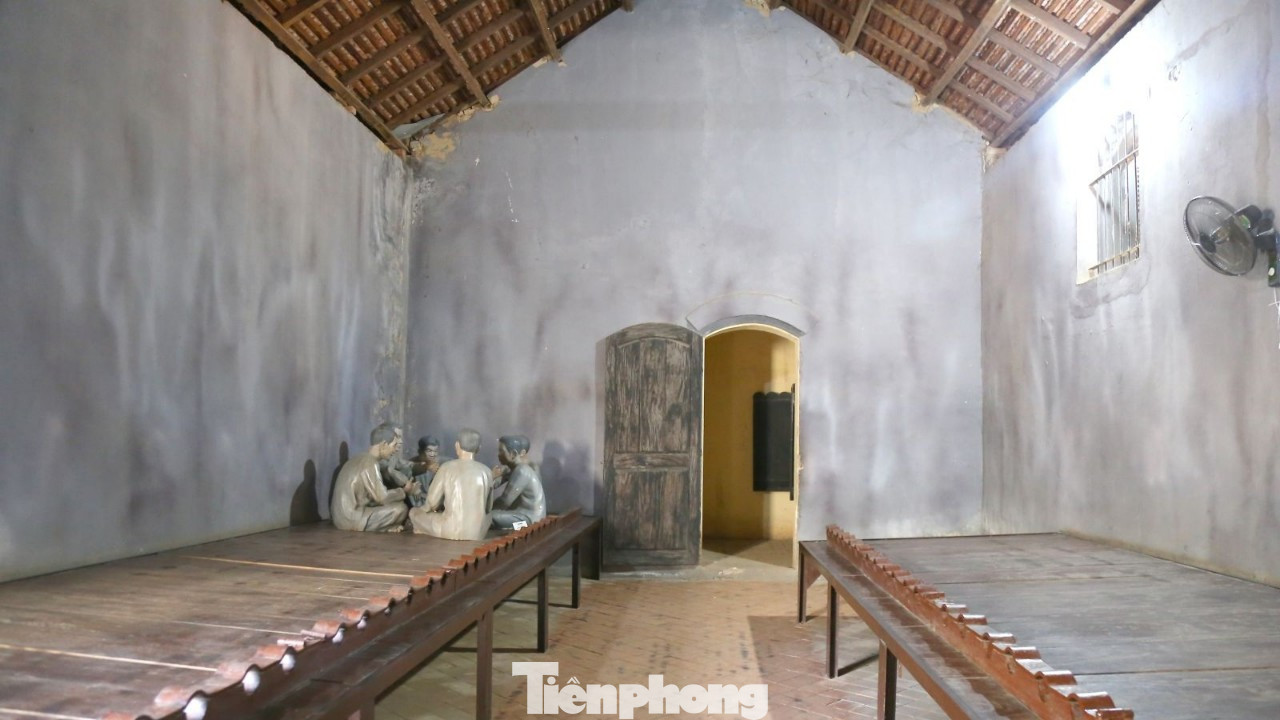 Năm 1930, từ một nhà tù hàng tỉnh, chủ yếu giam thường phạm, thực dân Pháp đã xây dựng nơi đây trở thành nhà tù hàng quốc gia, chủ yếu giam cầm tù nhân chính trị với mục tiêu đày ải và thủ tiêu ý chí cách mạng của các chiến sĩ cộng sản và những người Việt Nam yêu nước. Nhà tù Sơn La được thực dân Pháp xây dựng với một hệ thống kiên cố với tường cao 3,9m, dày từ 30 đến 60cm.