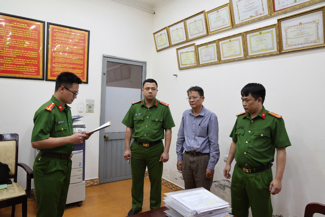 Công an tỉnh Phú Thọ đọc lệnh bắt giữ Trần Hồng Hà. Công an tỉnh Phú Thọ đọc lệnh bắt giữ Trần Hồng Hà.