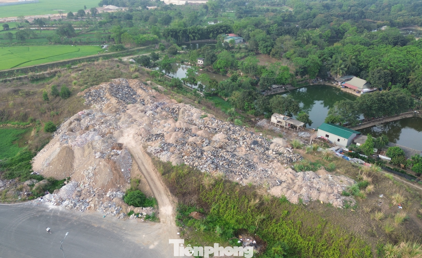 Rác tràn ra cả đường đi dần dần tràn vào quảng trường.